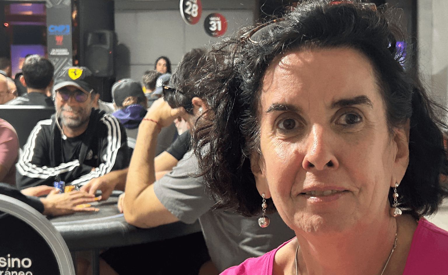 Begoña atiende a ElDesmarque, al fondo sonríe Rubén con su cazadora negra y blanca y su gorra