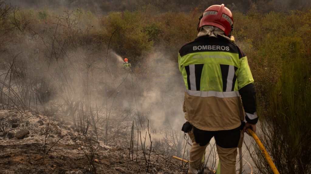  Un bombero trabaja en las tareas para la extinción del incendio en Molinaseca, León