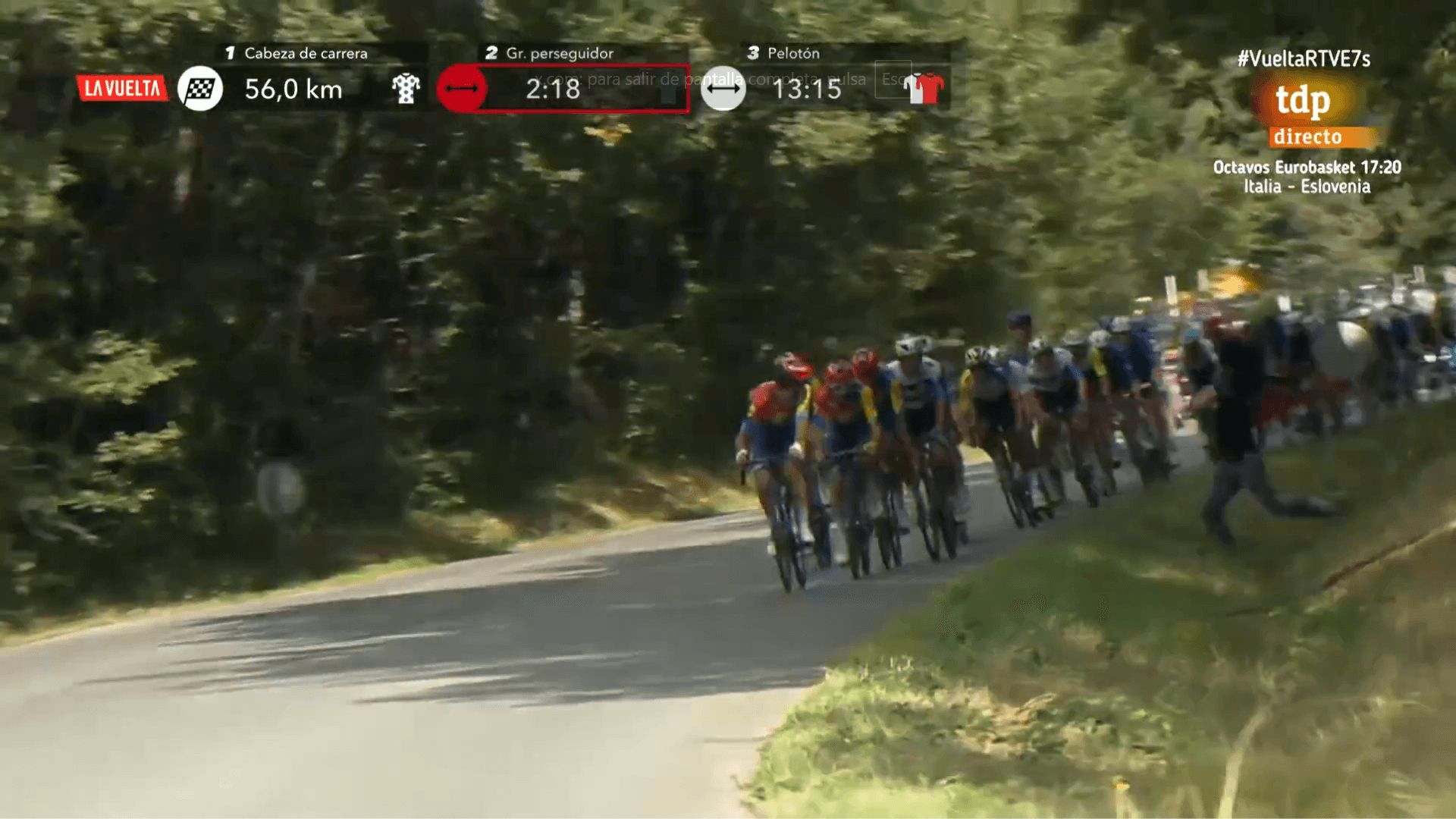  Una persona con una bandera de Palestina provoca la caída de Javi Romo en La Vuelta.