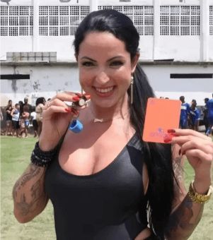  Elisa Sánchez posando con una tarjeta roja