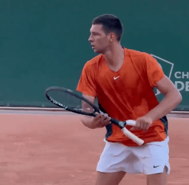 La raqueta de doble mango (Redes sociales)