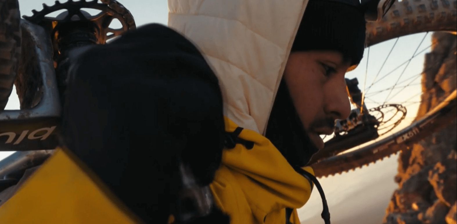  Daniel Cristancho, con su bicicleta a cuestas (Bluebanana)