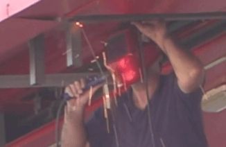  Un operario, en el Johan Cruyff