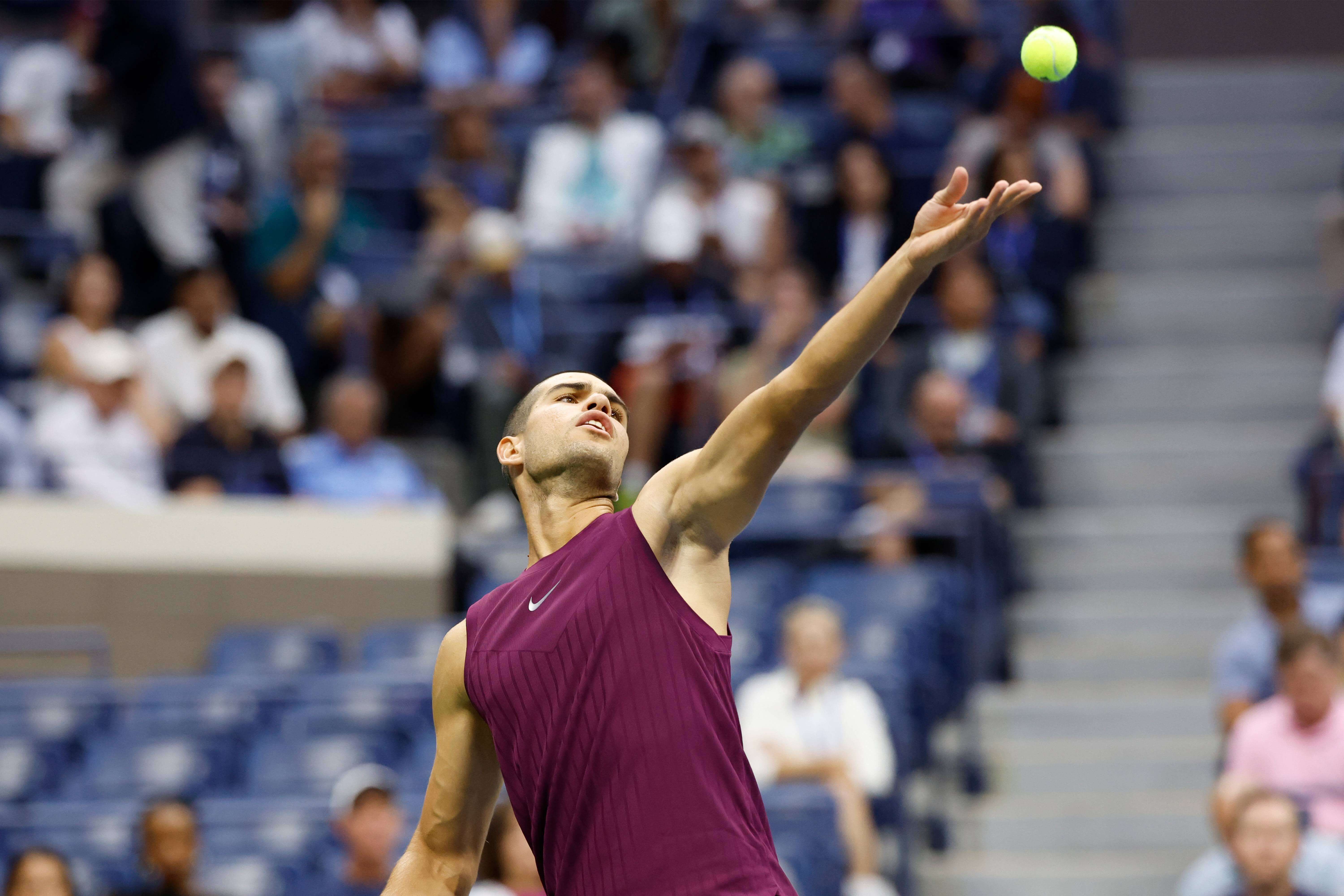  Carlos Alcaraz saca ante Bellucci en el US Open 2025.