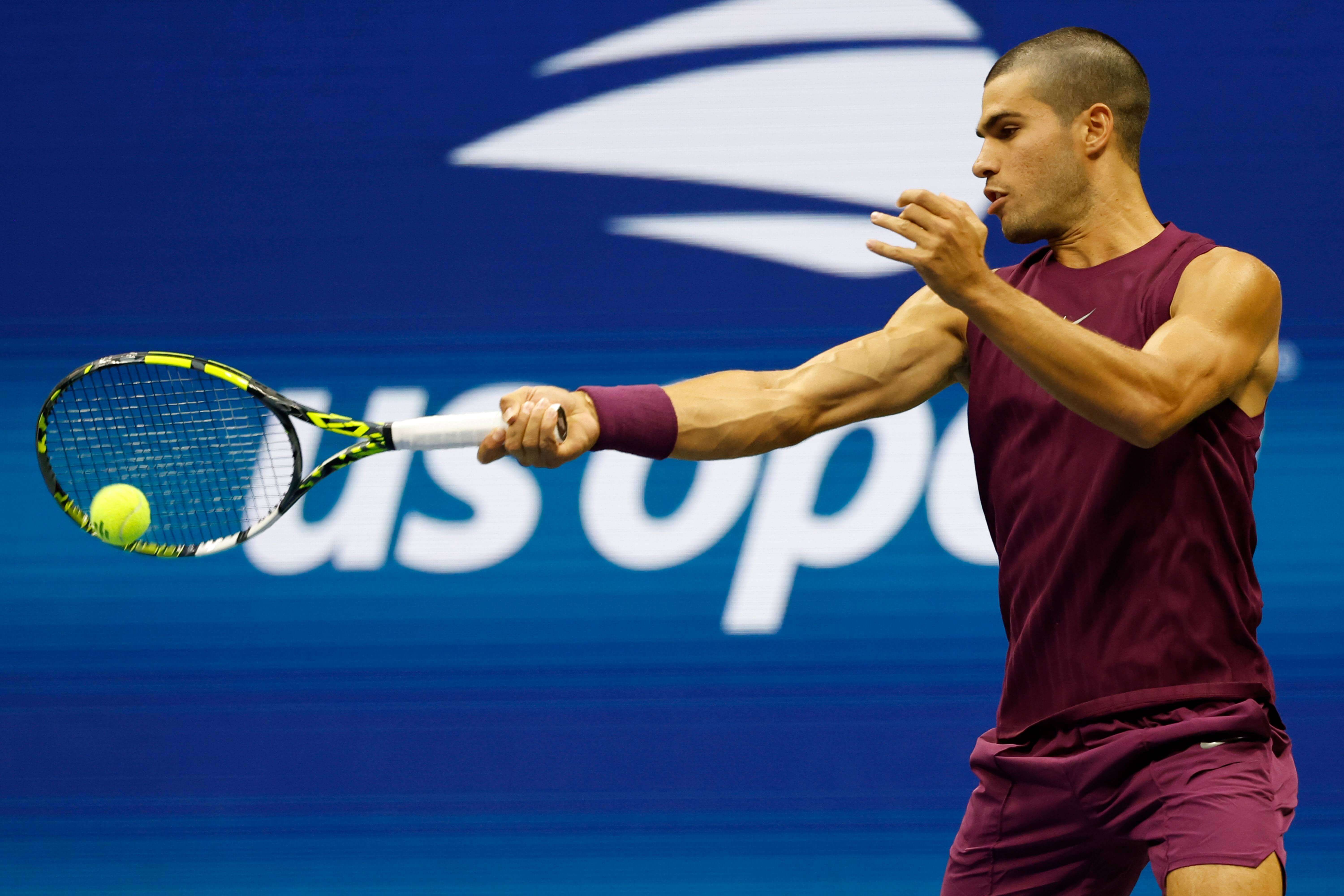 Carlos Alcaraz golpea ante Bellucci en el US Open 2025.