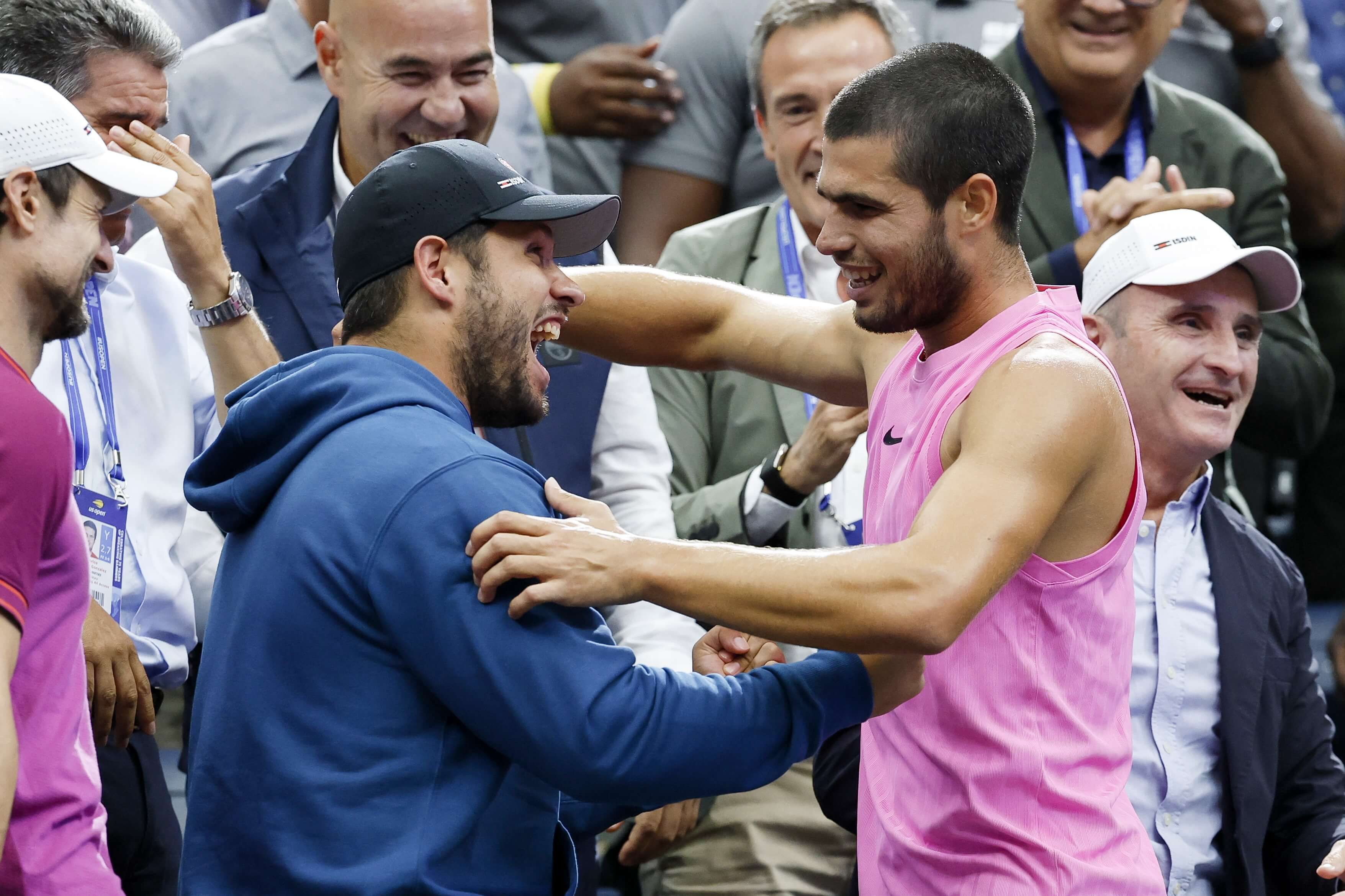  Carlos Alcaraz se abraza a su hermano tras conquistar el US Open.