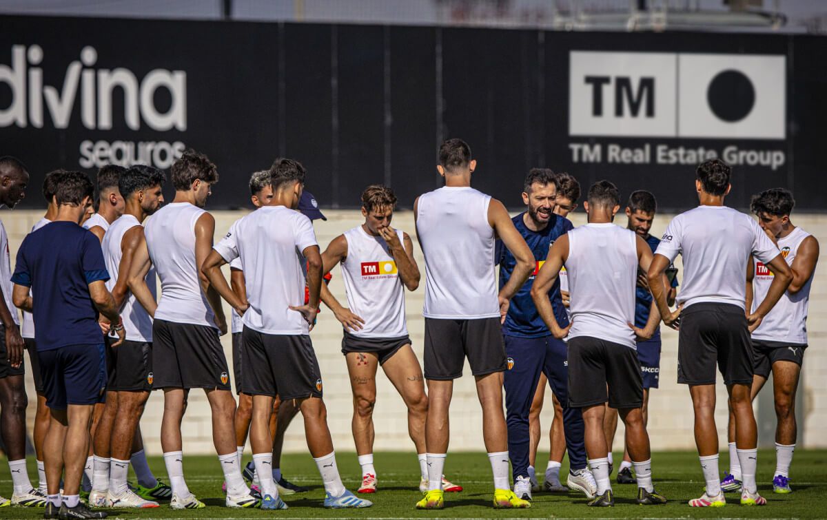 Carlos Corberán con el grupo en una foto de archivo