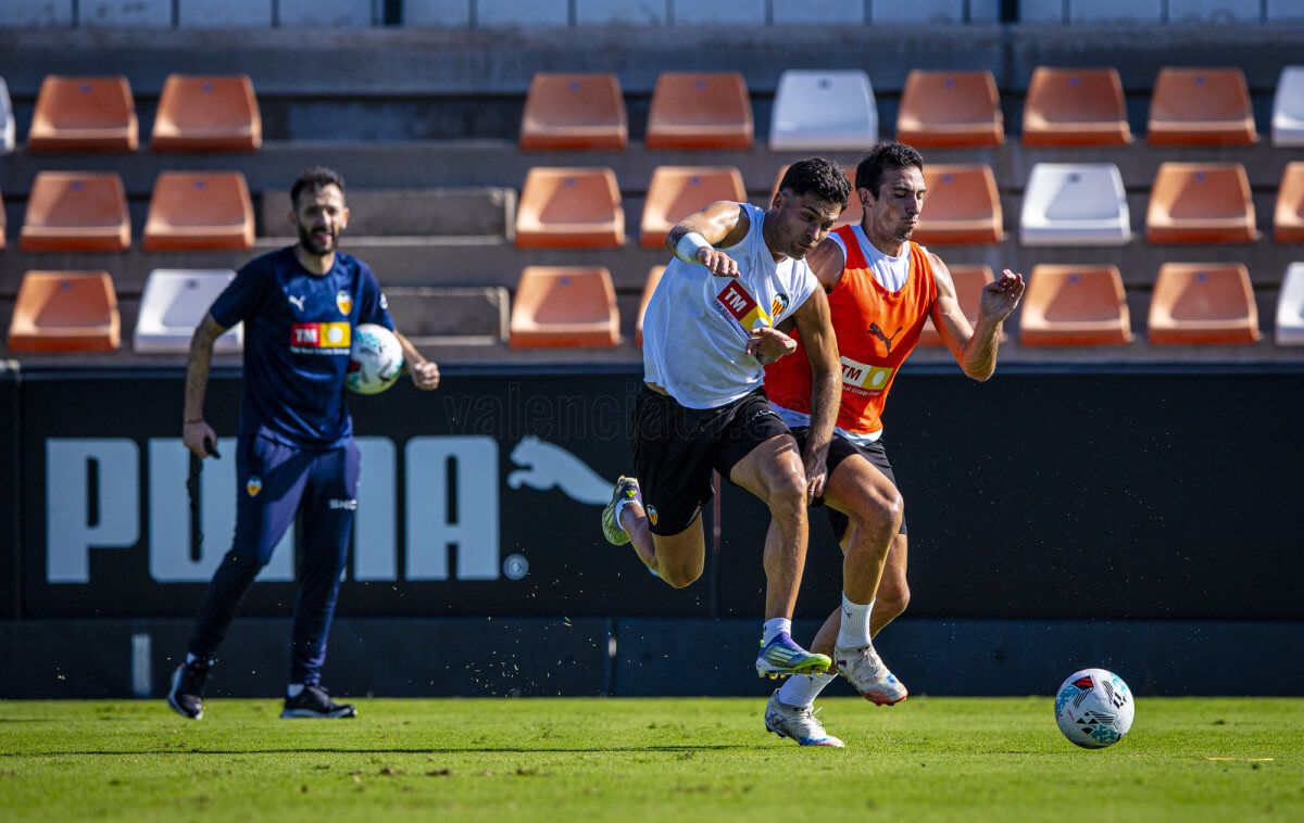  Carlos Corberán mira una sesión sin Copete