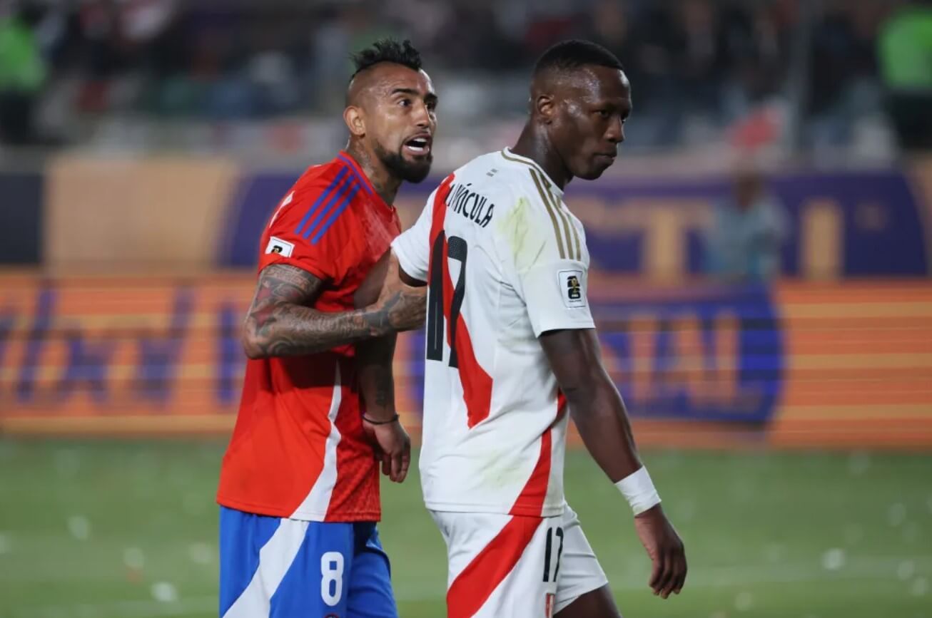  Arturo Vidal protesta a Luis Advíncula en un duelo entre Chile y Perú.