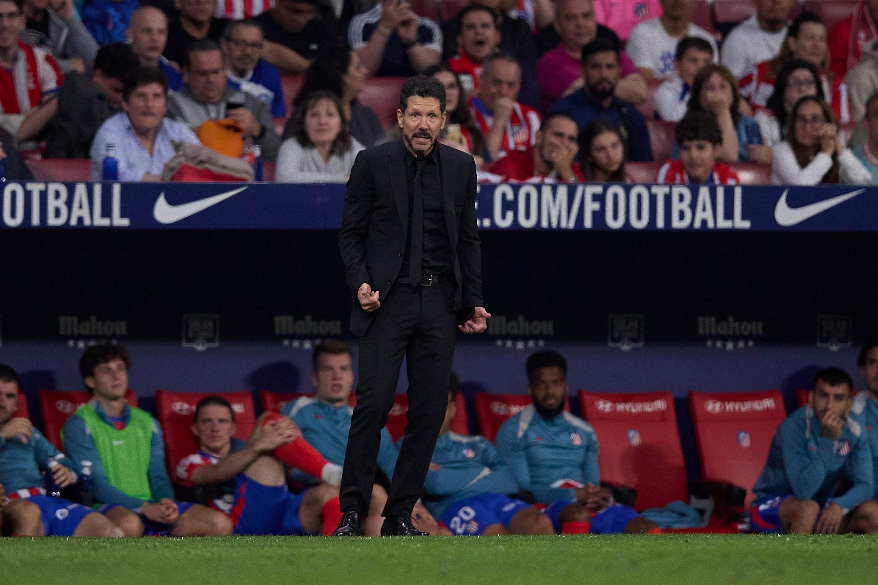 El Cholo Simeone, con traje negro en un partido del Atlético de Madrid (Cordon Press)