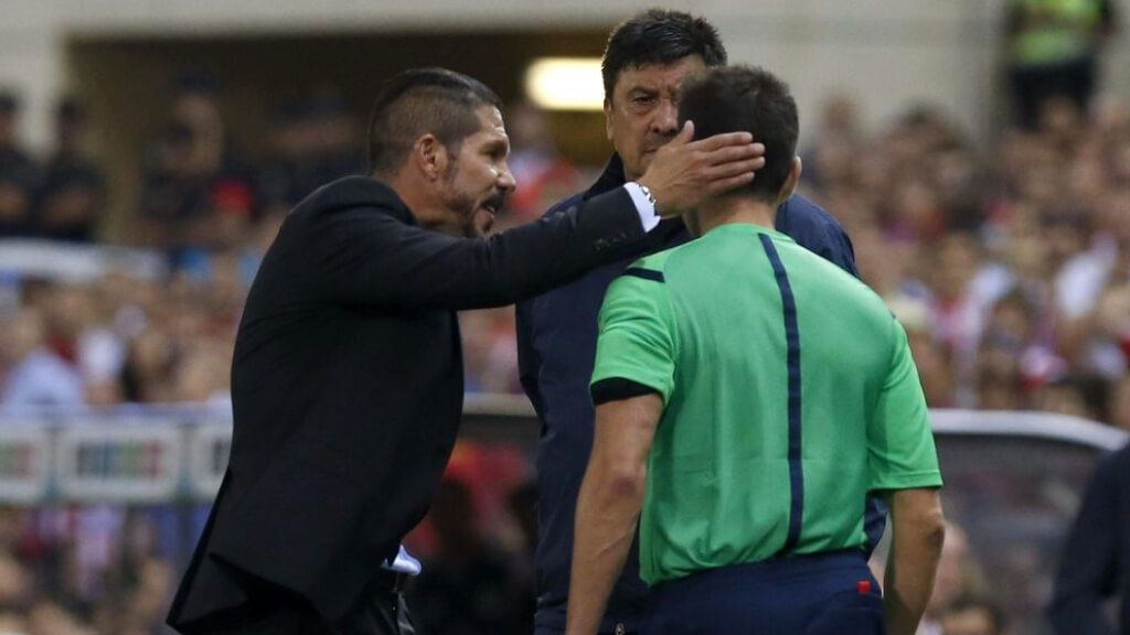  La colleja de Simeone al árbitro (EFE)