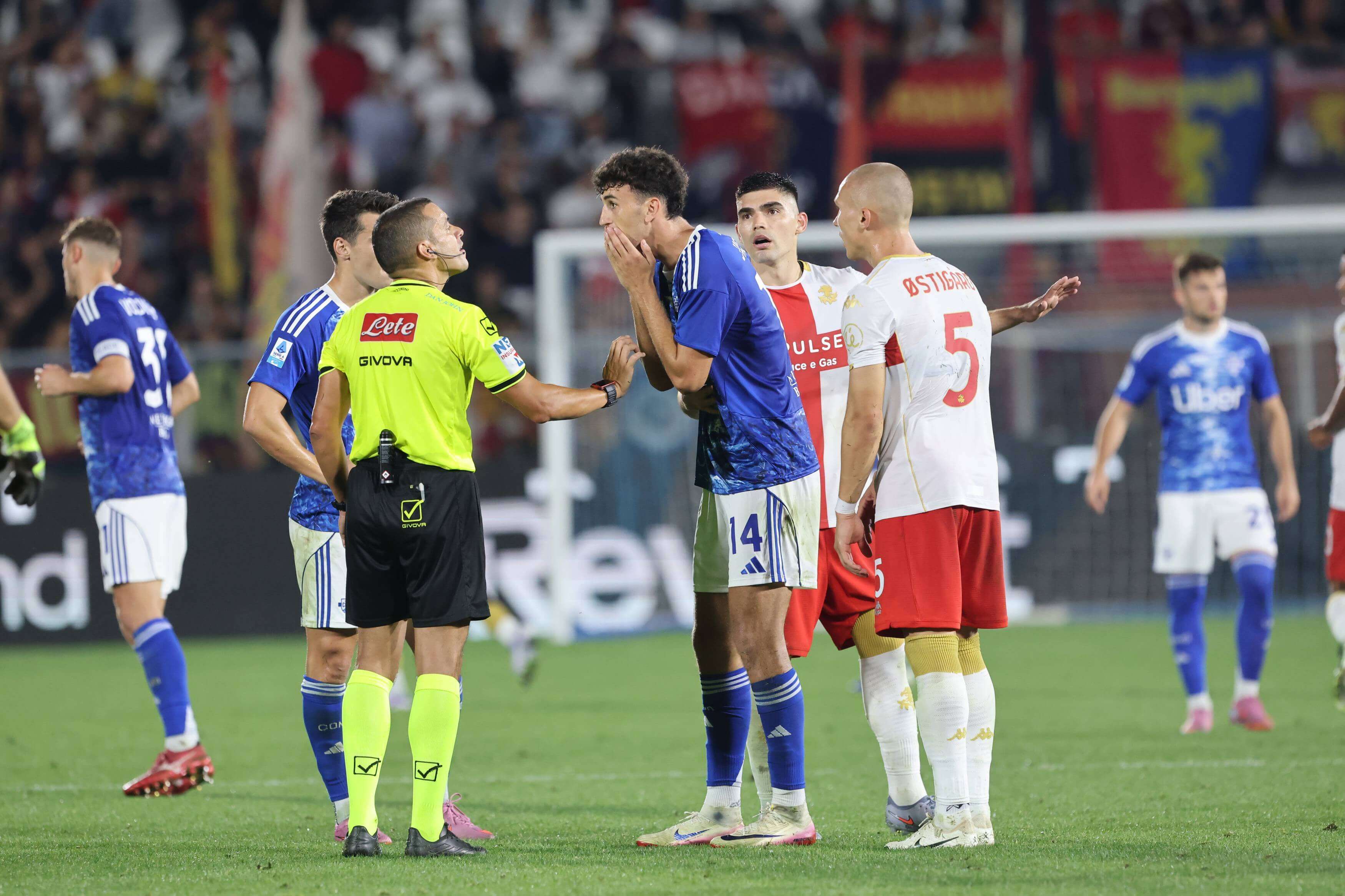  Jacobo Ramón protesta su roja en el Como-Genoa.