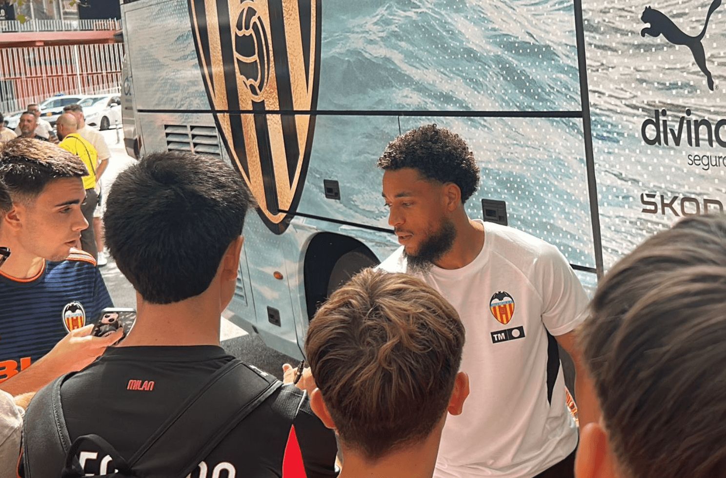  Convocatoria del Valencia CF. Arnaut Danjuma firma autógrafos