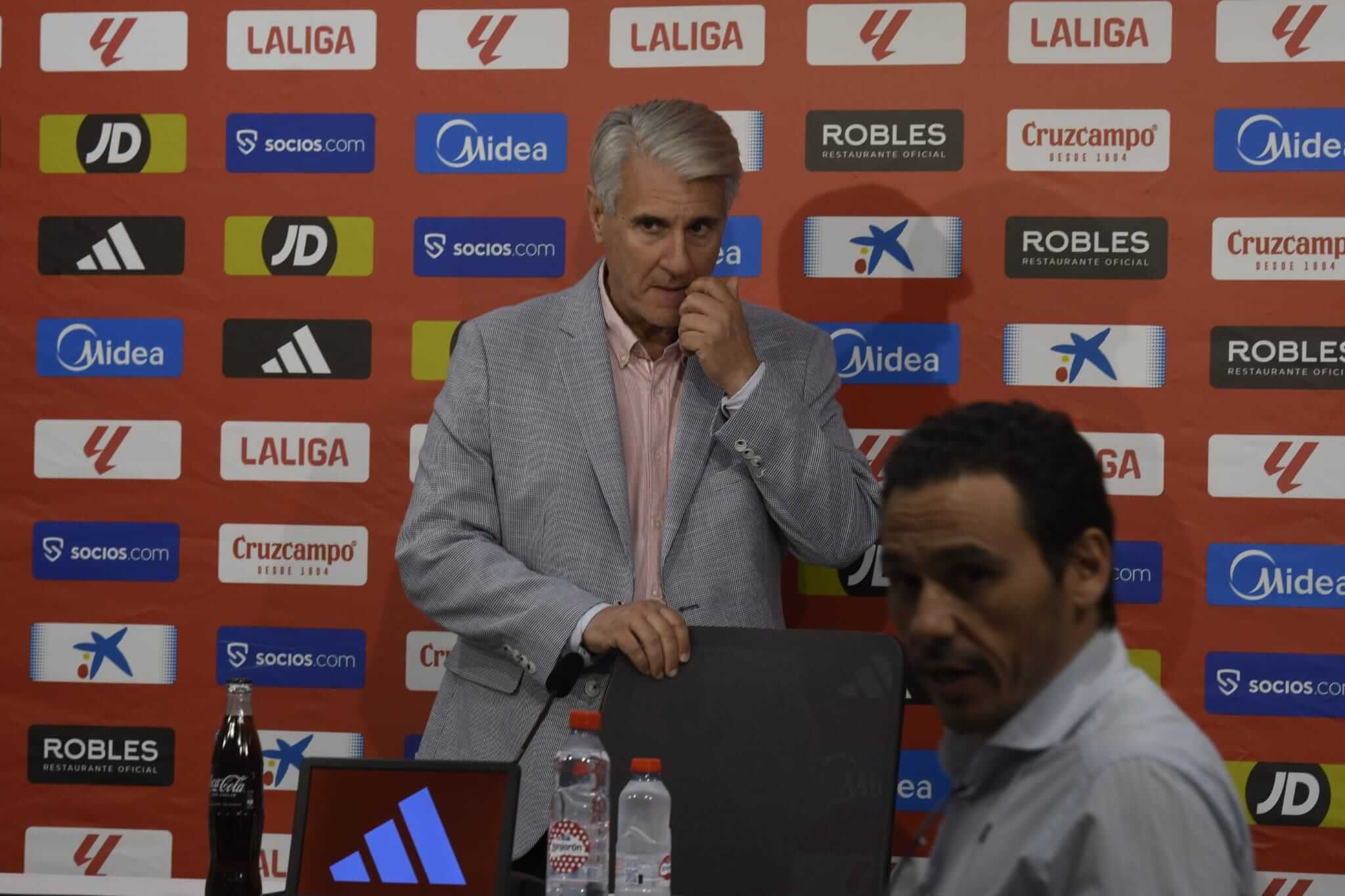 Antonio Cordón, con José María Del NIdo Carrasco, en la rueda de prensa del Sevilla (Foto: Kiko 