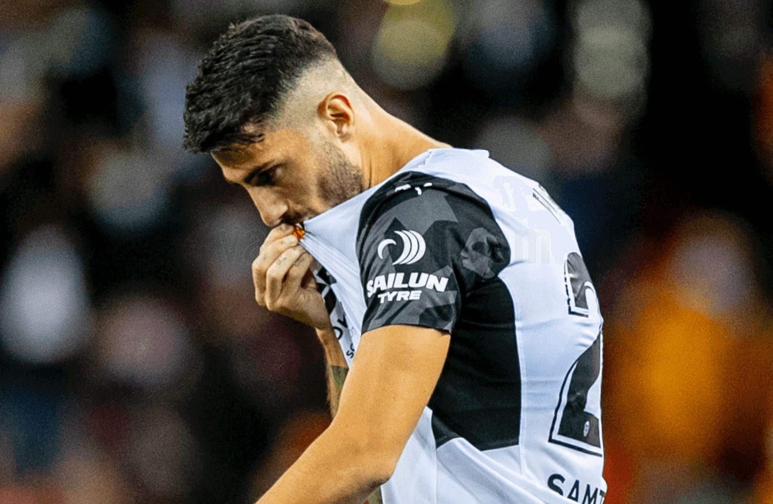  Cristiano Piccini se besa el escudo del Valencia CF.