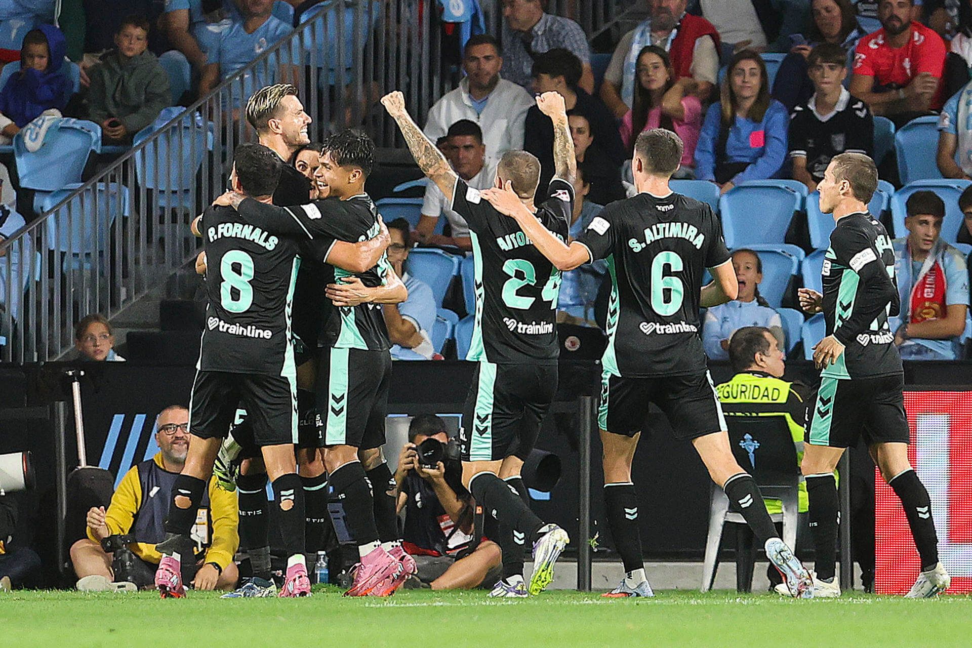  Los jugadores del Betis celebran el gol de Bartra al Celta