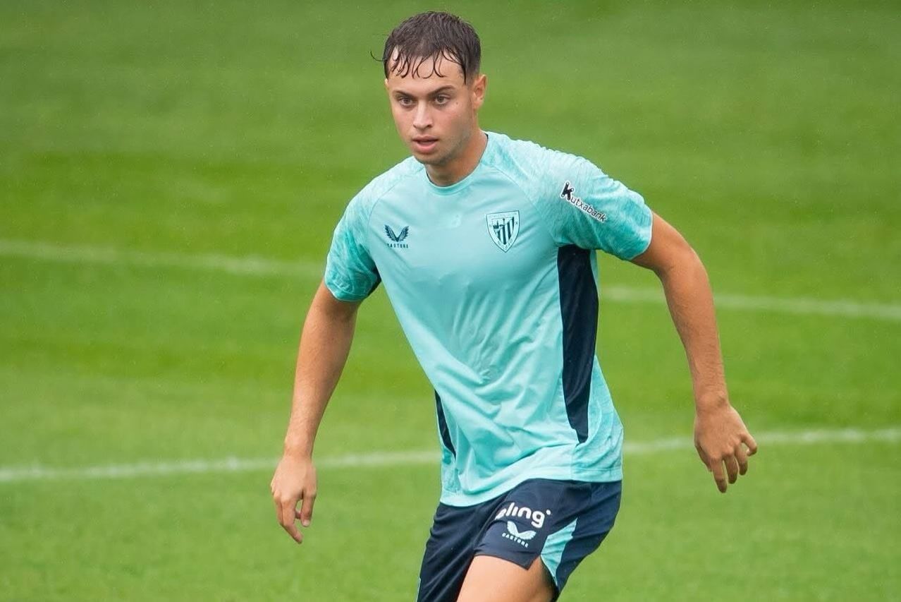 El central Jon de Luis se entrena en Lezama.