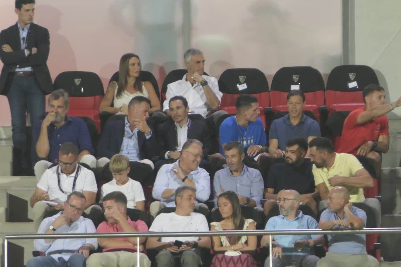  Matías Almeyda y Del Nido Carrasco presencian el derbi chico.