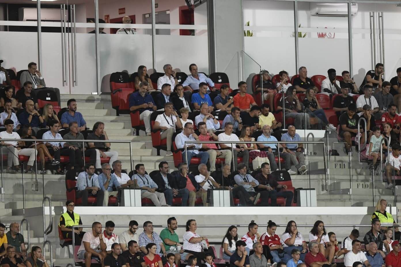  El palco de honor, en el derbi chico.