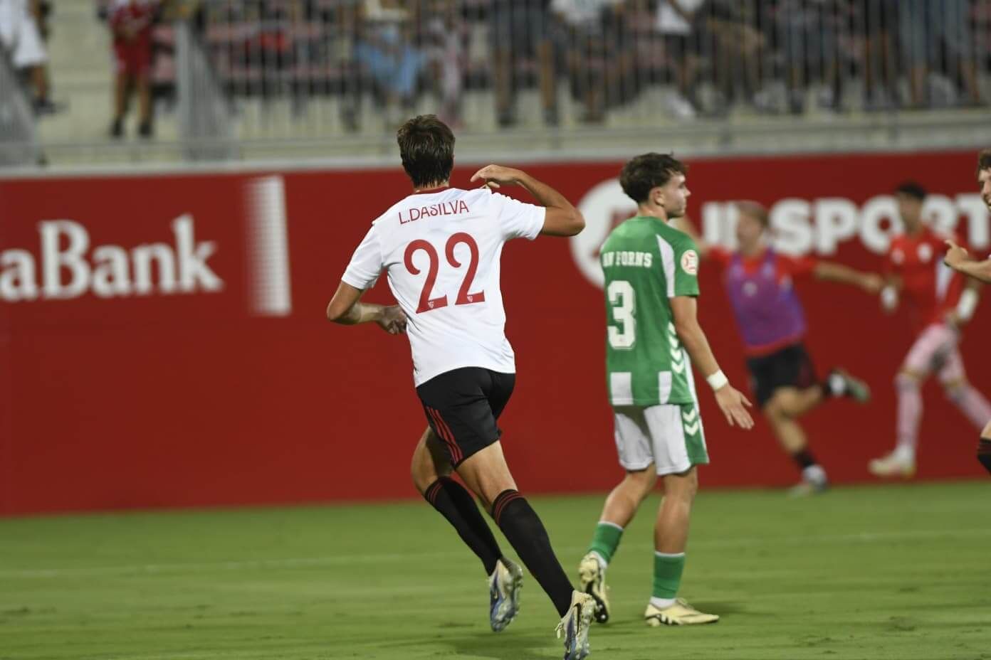 Lulo celebra su gol en el derbi chico.