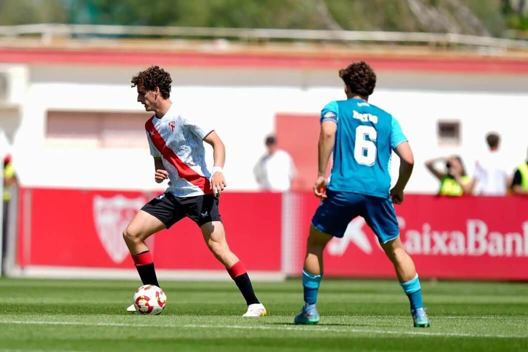  Manu Bueno, en el último derbi chico.