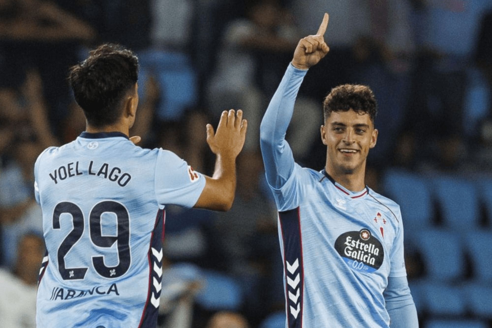  Hugo Álvarez celebra su gol con Yoel Lago.