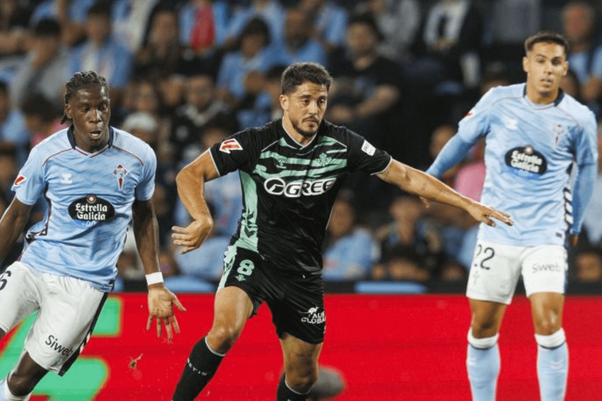  Ilaix Moriba y Hugo Sotelo ante el Betis.