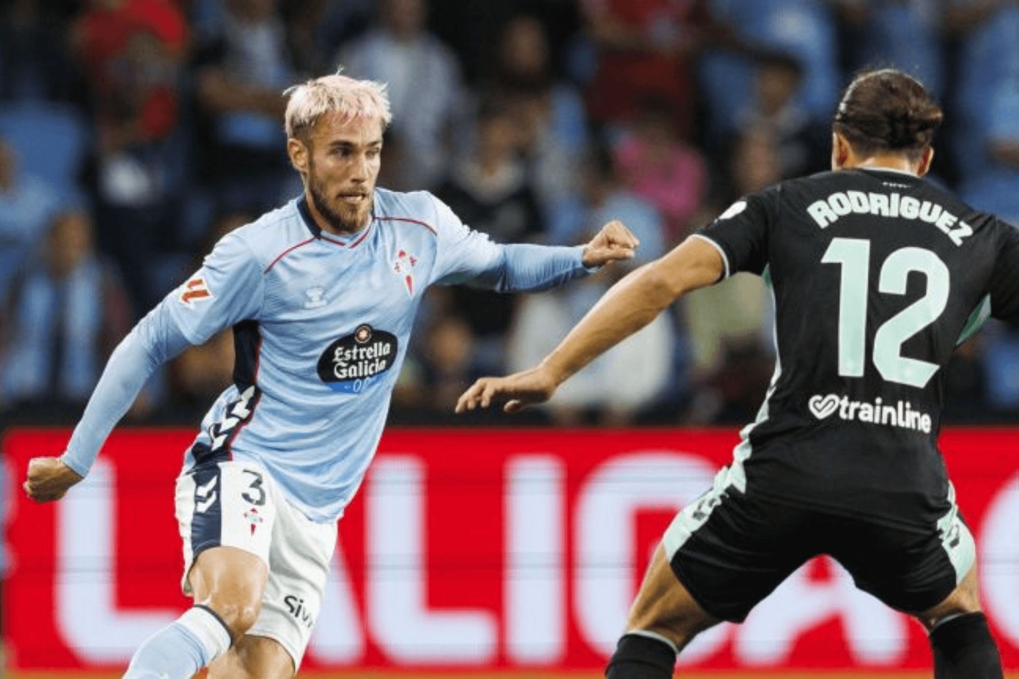 Óscar Mingueza ante Ricardo Rodríguez.