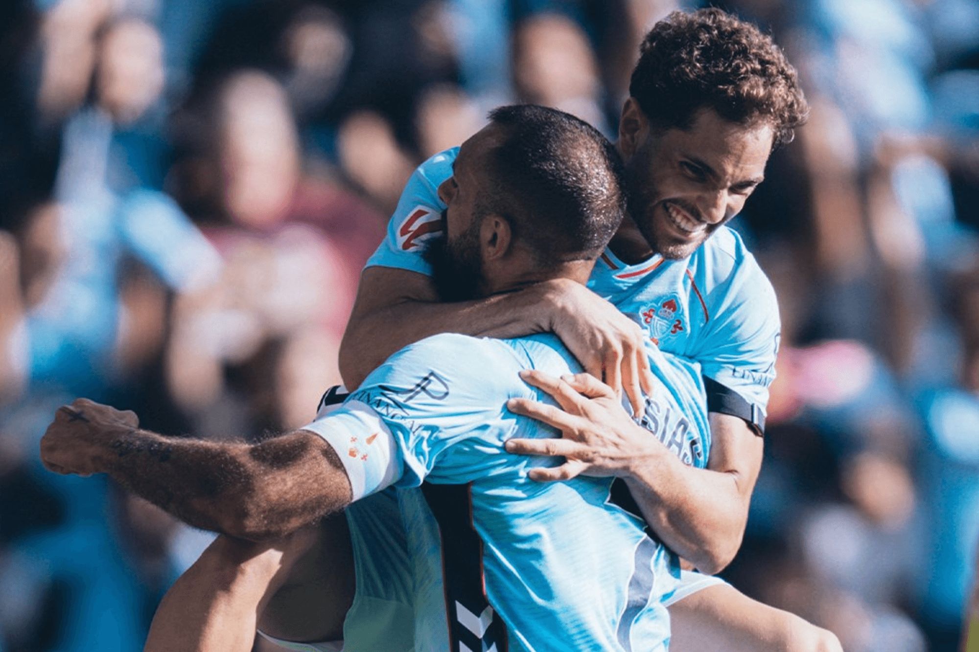  Borja Iglesias celebra su gol con Javi Rueda.
