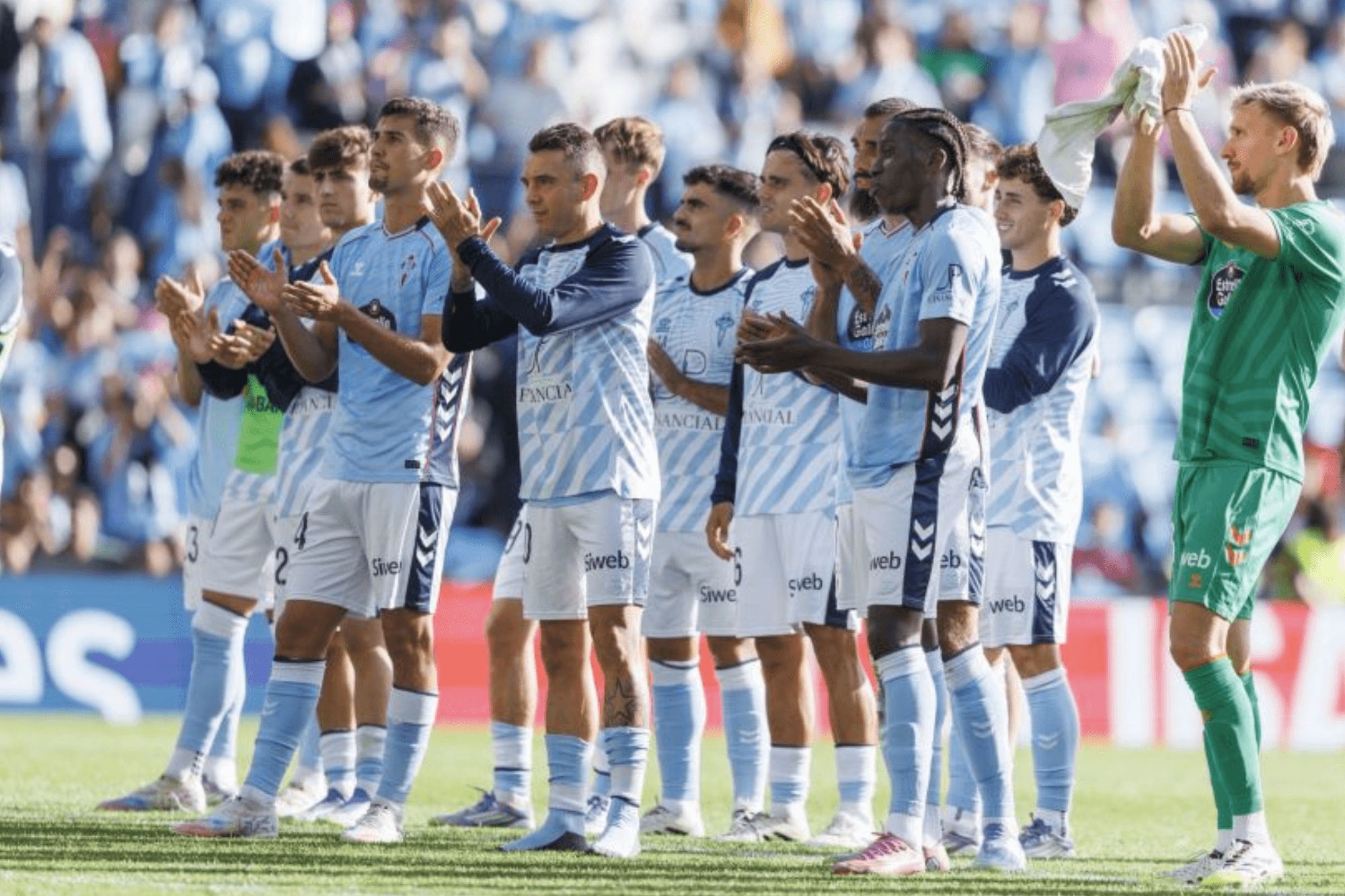  Los jugadores del Celta saludan a la afición en Balaídos.