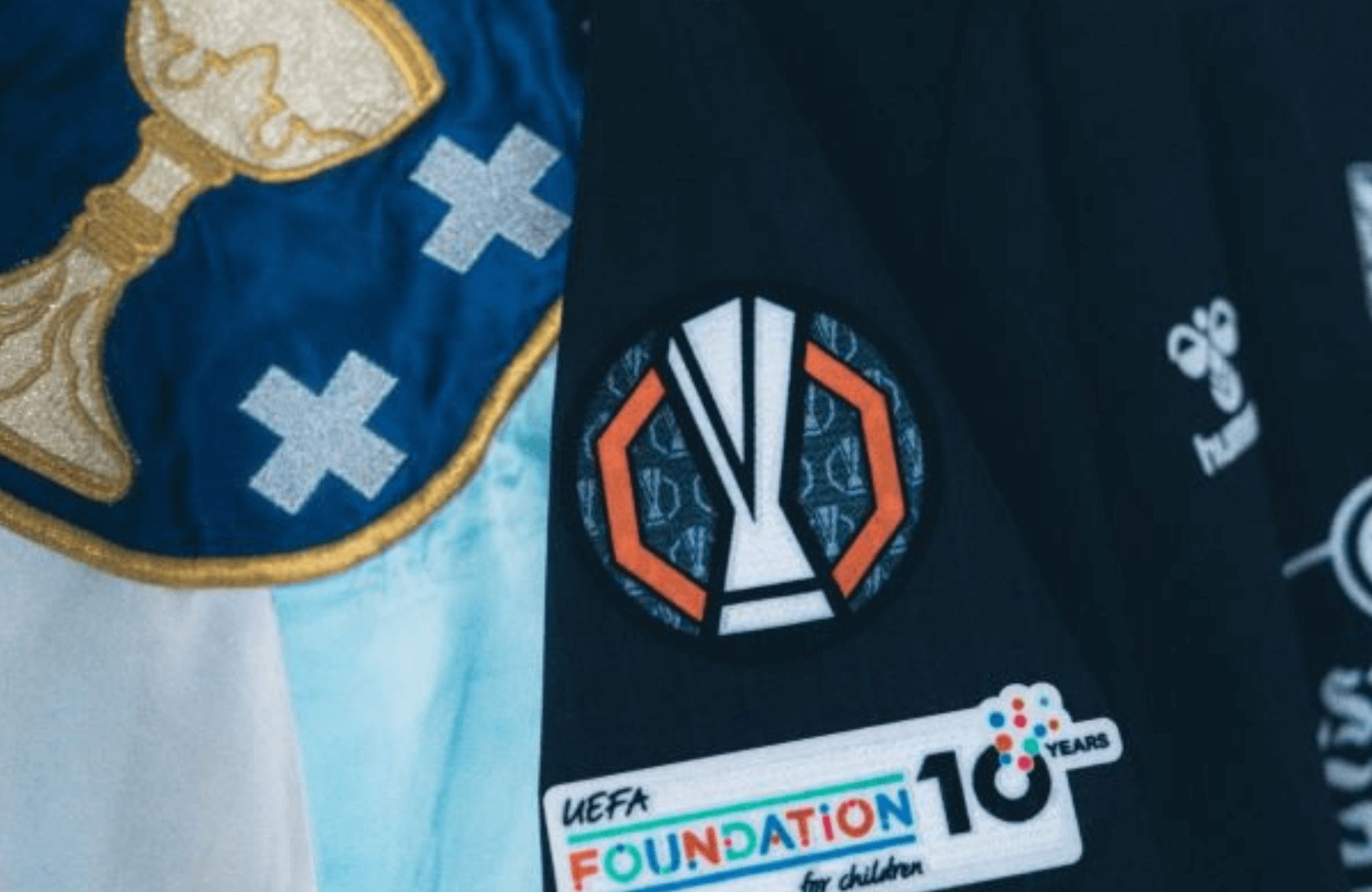 Camiseta de Oliveira dos Cen Anos con el parche de la Europa League.