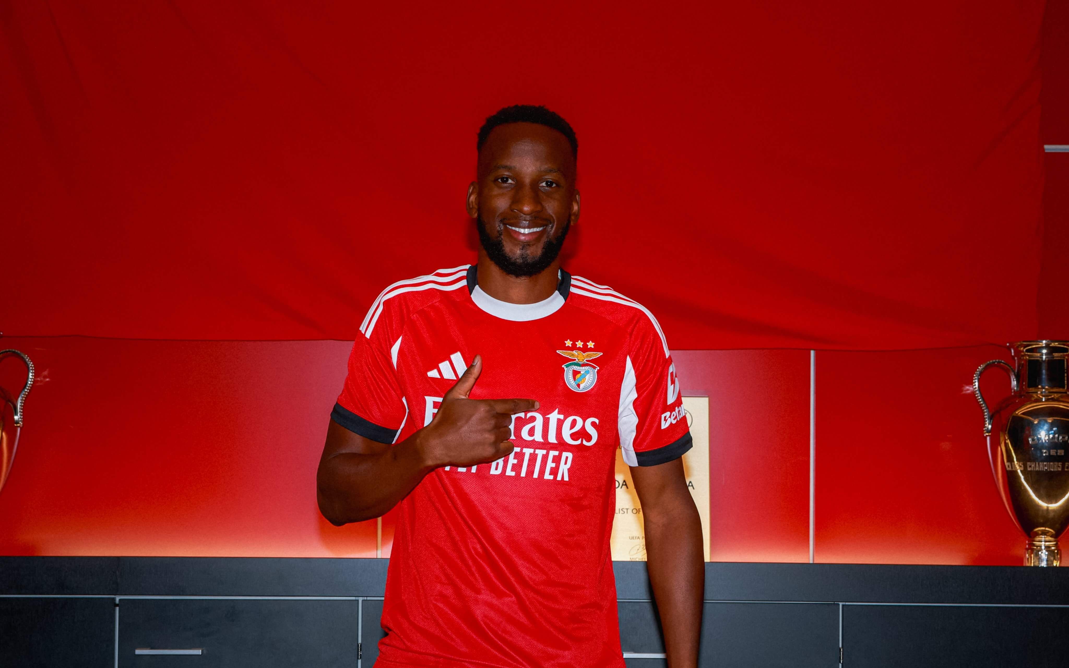  Dodi Lukebakio, en su presentación con el Benfica.