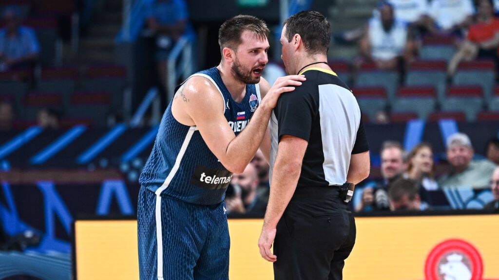  Luka Doncic hablando con el colegiado en el partido ante Alemania (Cordon Press)
