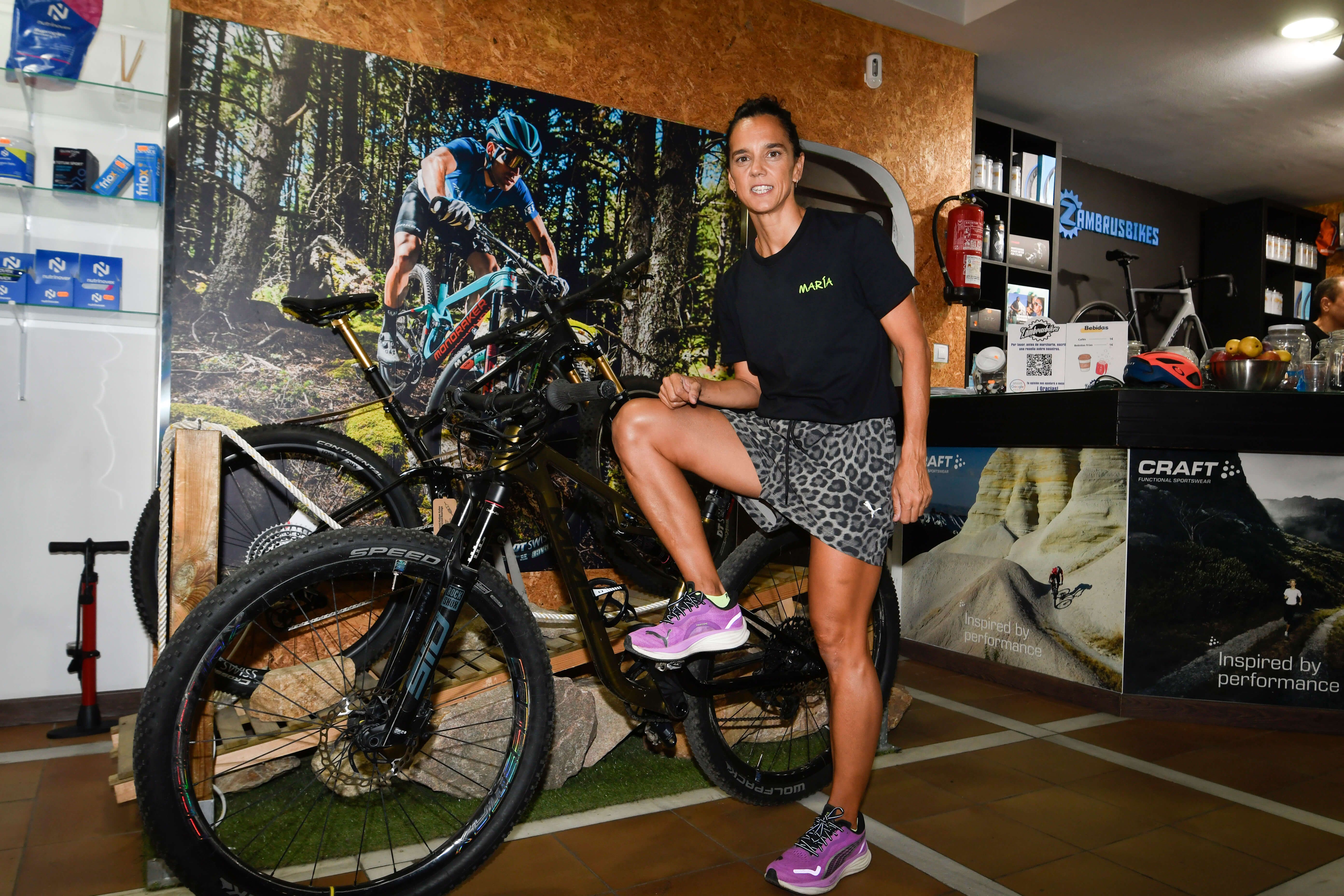 María Pujol posa con una bicicleta en su negocio 'Zambrus bikes'.