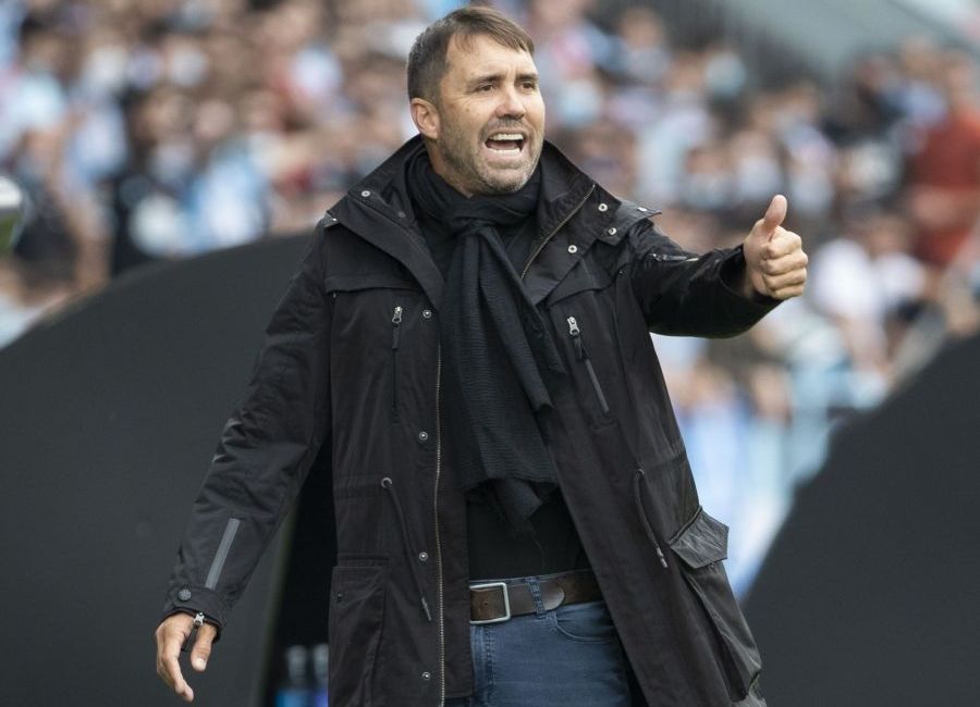  Eduardo Coudet, entrenador del Deportivo Alavés, durante un partido.