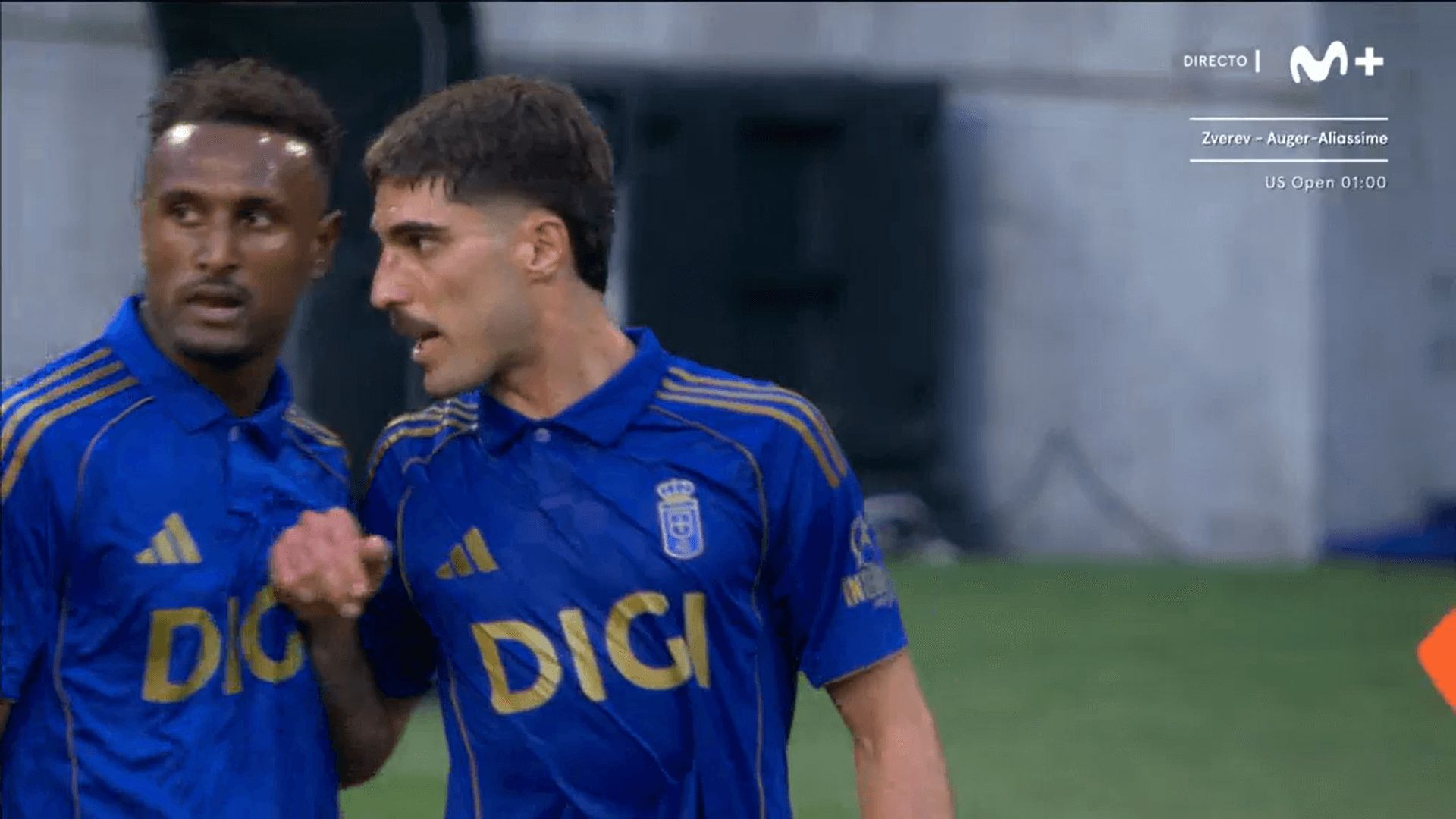  Hassan, frenado por Nacho Vidal en el Oviedo-Real Sociedad (Captura: Movistar+).