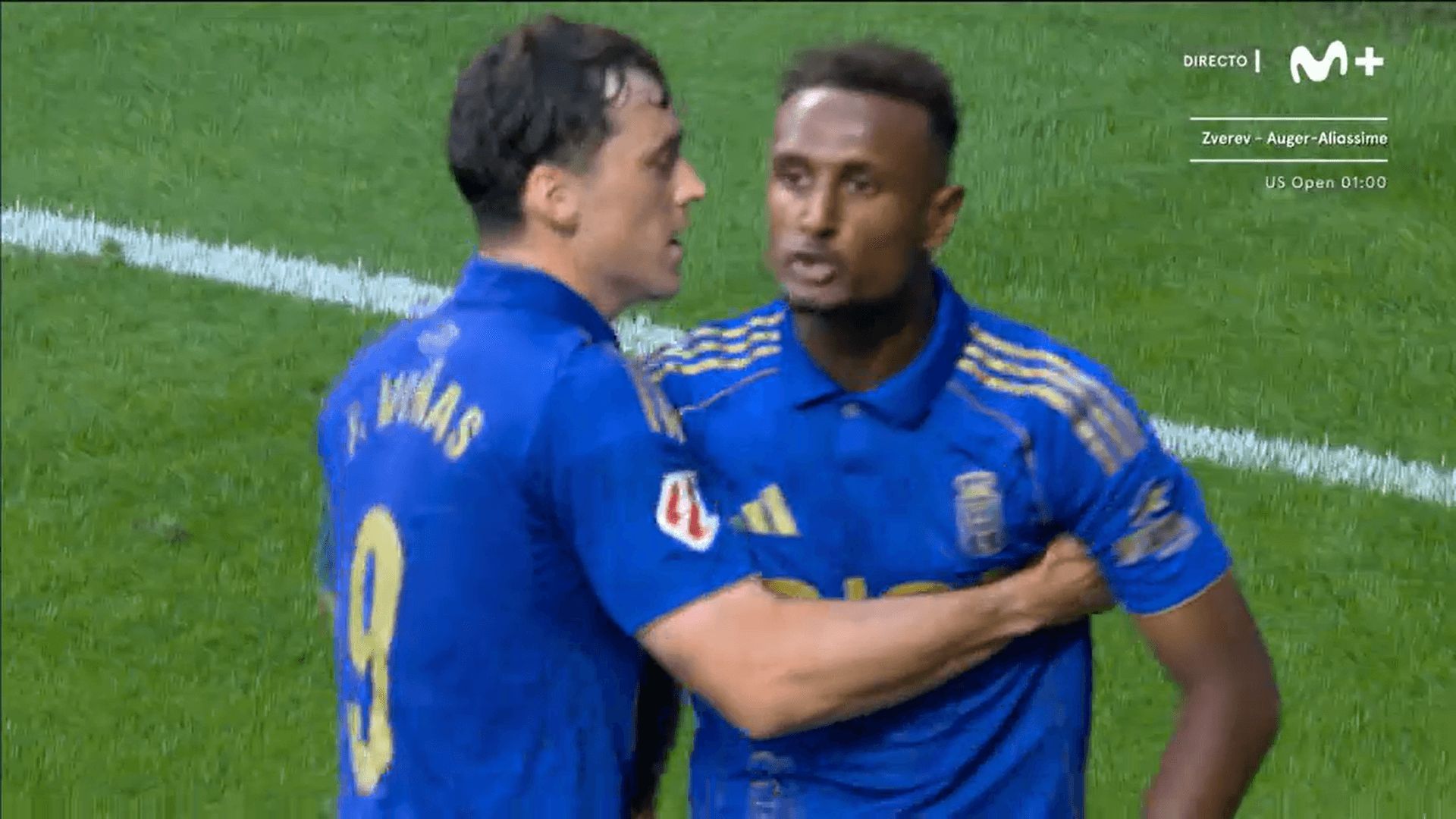 Hassan, frenado por Fede Viñas en el Oviedo-Real Sociedad (Captura: Movistar+).