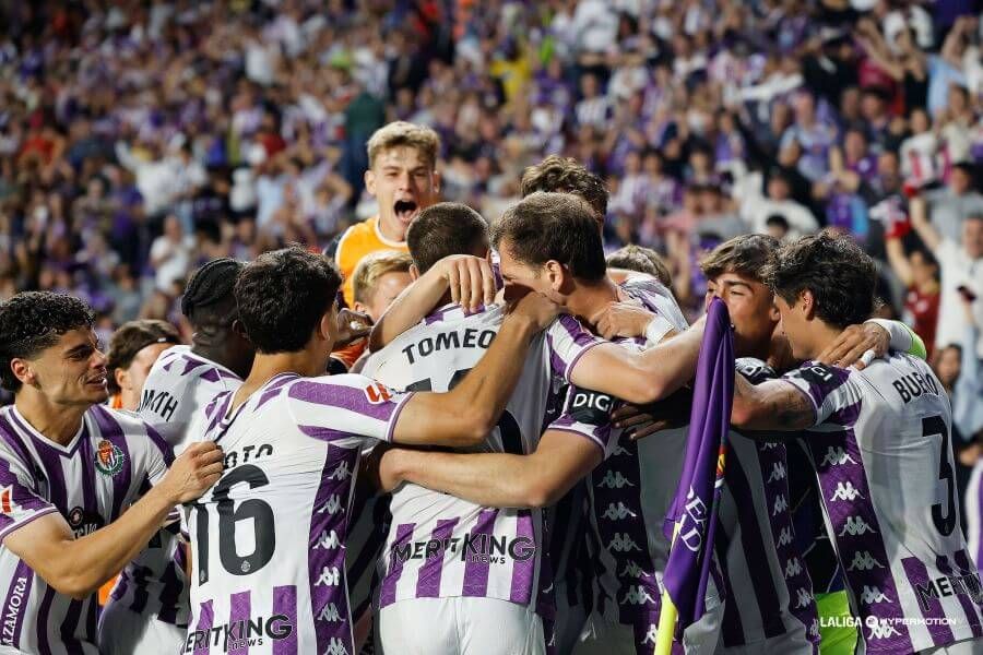 El Real Valladolid celebra uno de los goles ante el Almería.