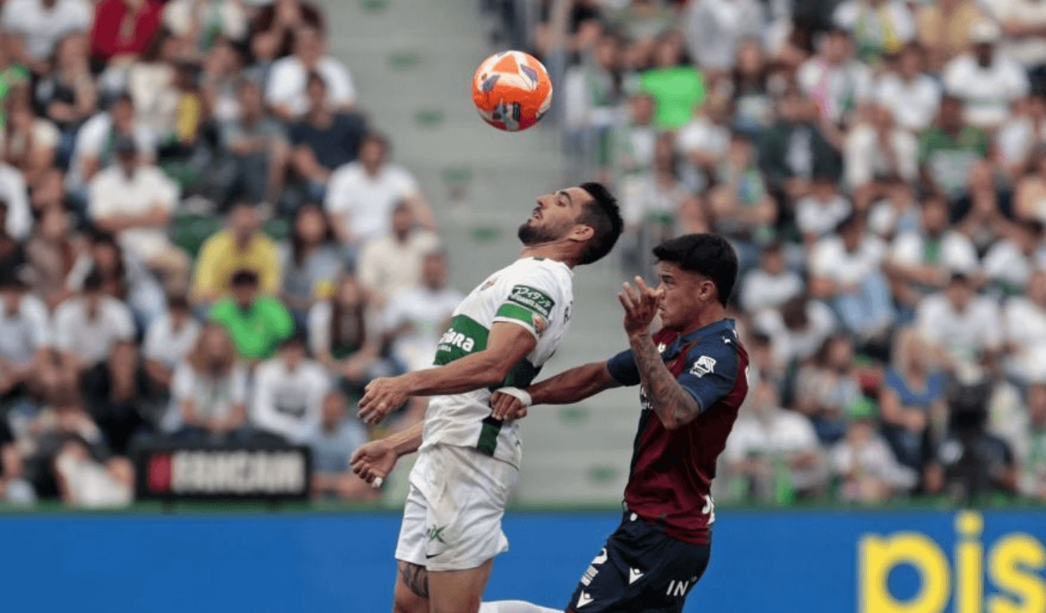  Pedro Bigas y Brugui pelean un balón en el Elche-Levante de la 24/25.