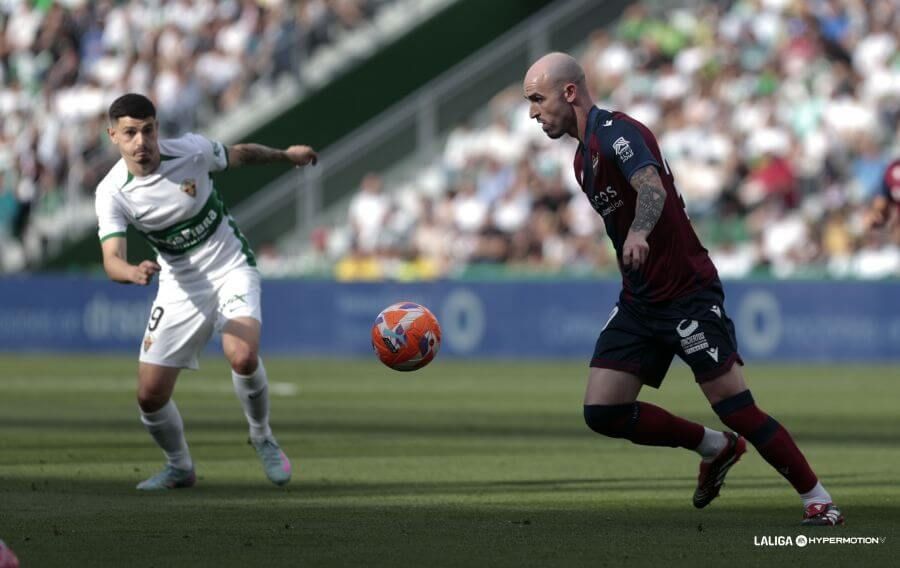  Oriol Rey controla un balón en el Elche-Levante de la 24/25.