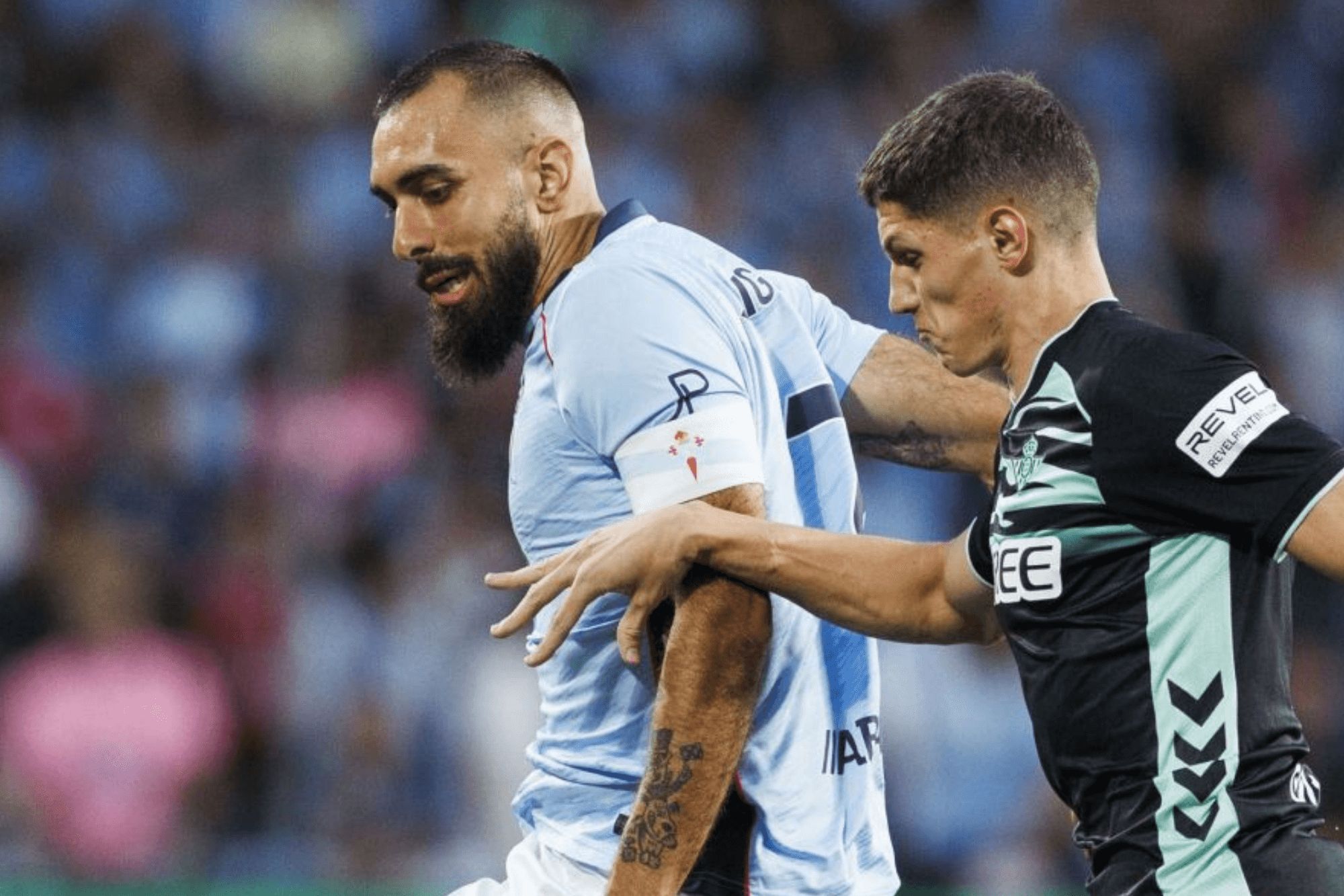 Borja Iglesias ante el Betis.