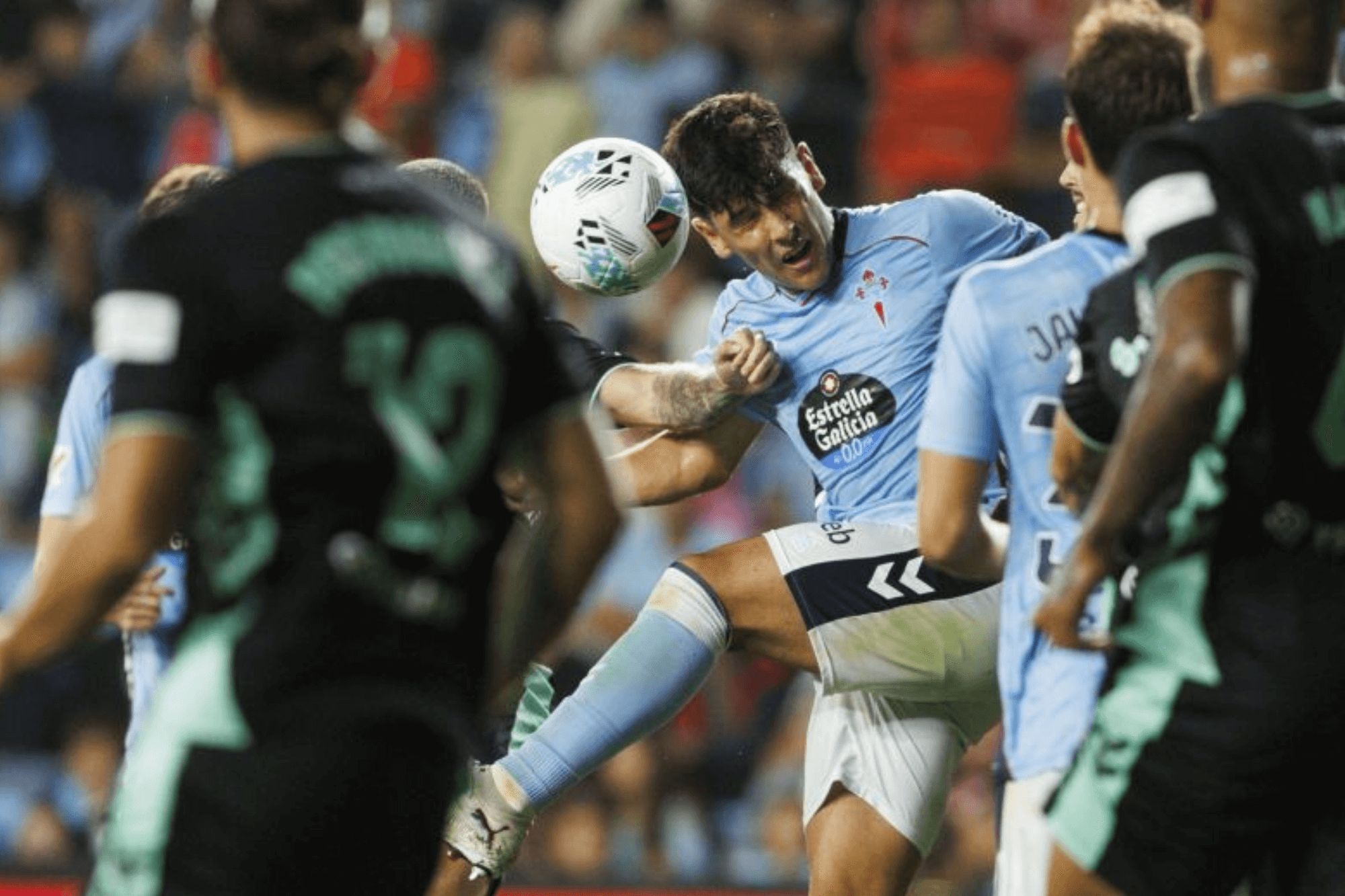  Yoel Lago despejando un balón.