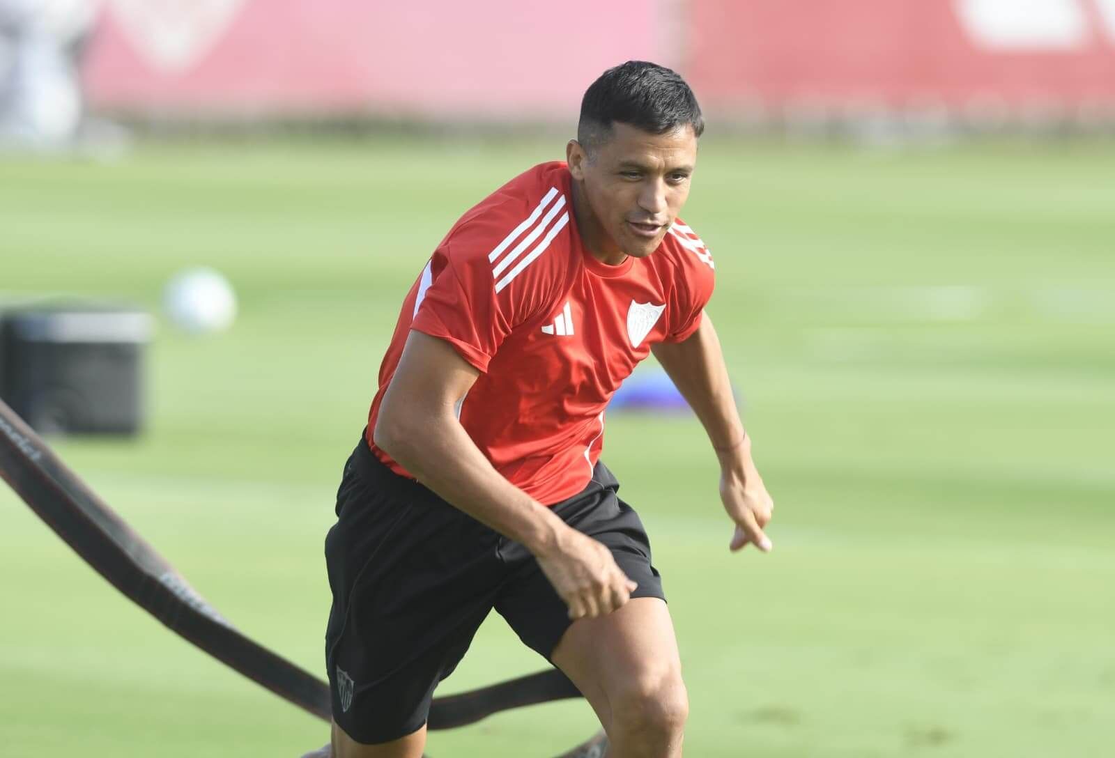 Alexis Sánchez corre en el entrenamiento del Sevilla.