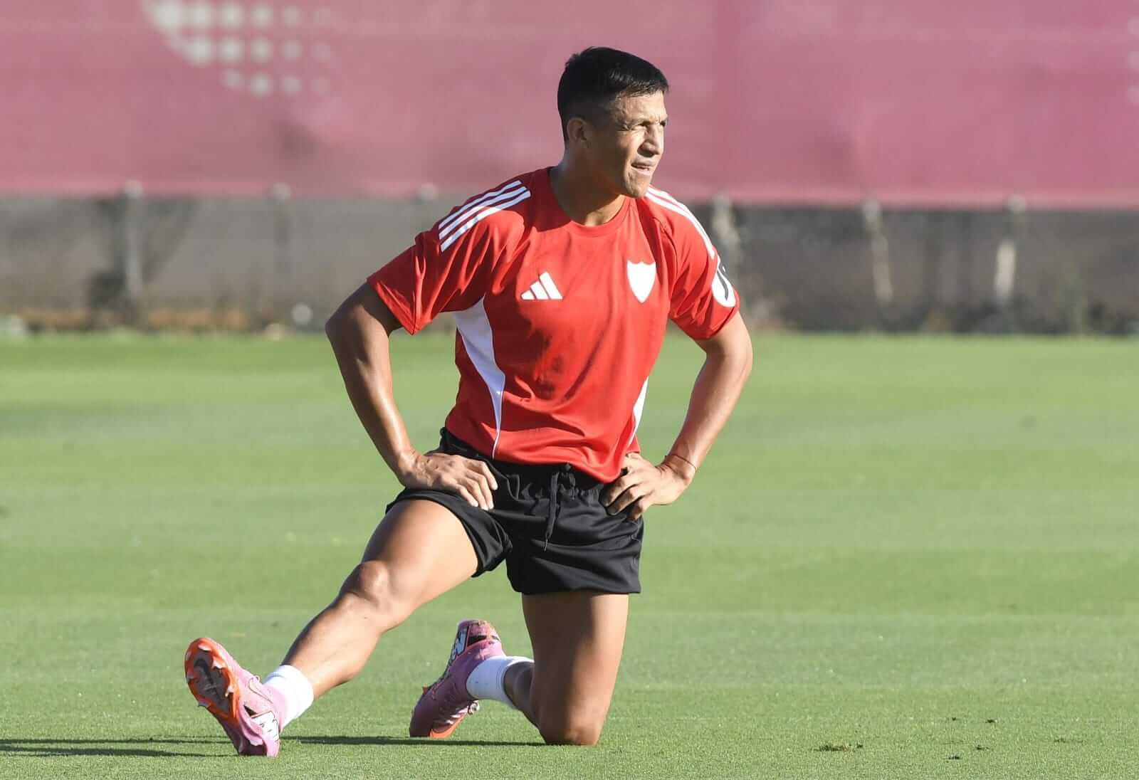 Alexis Sánchez, entrenando con el Sevilla.