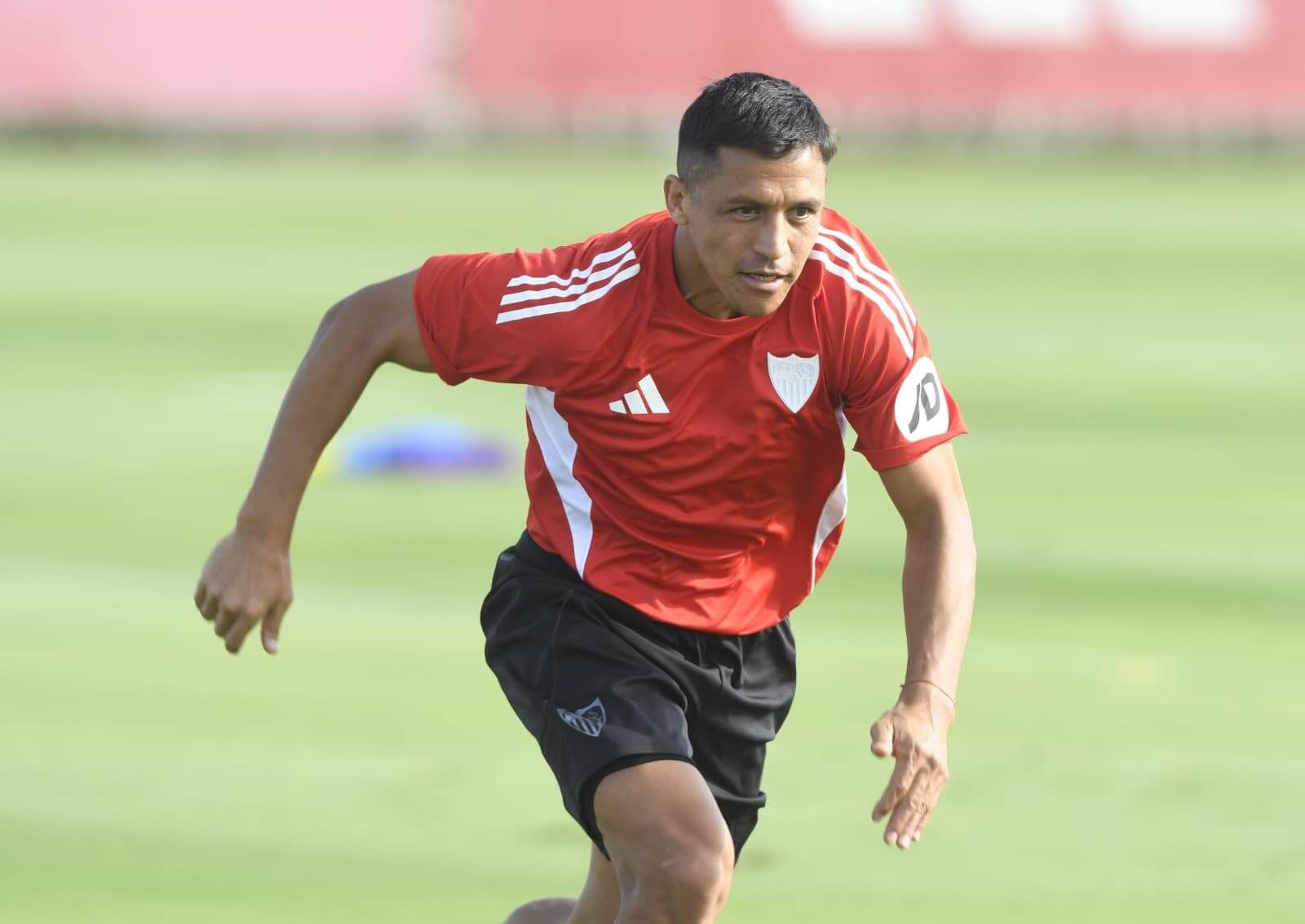  Alexis Sánchez, entrenando con el Sevilla.