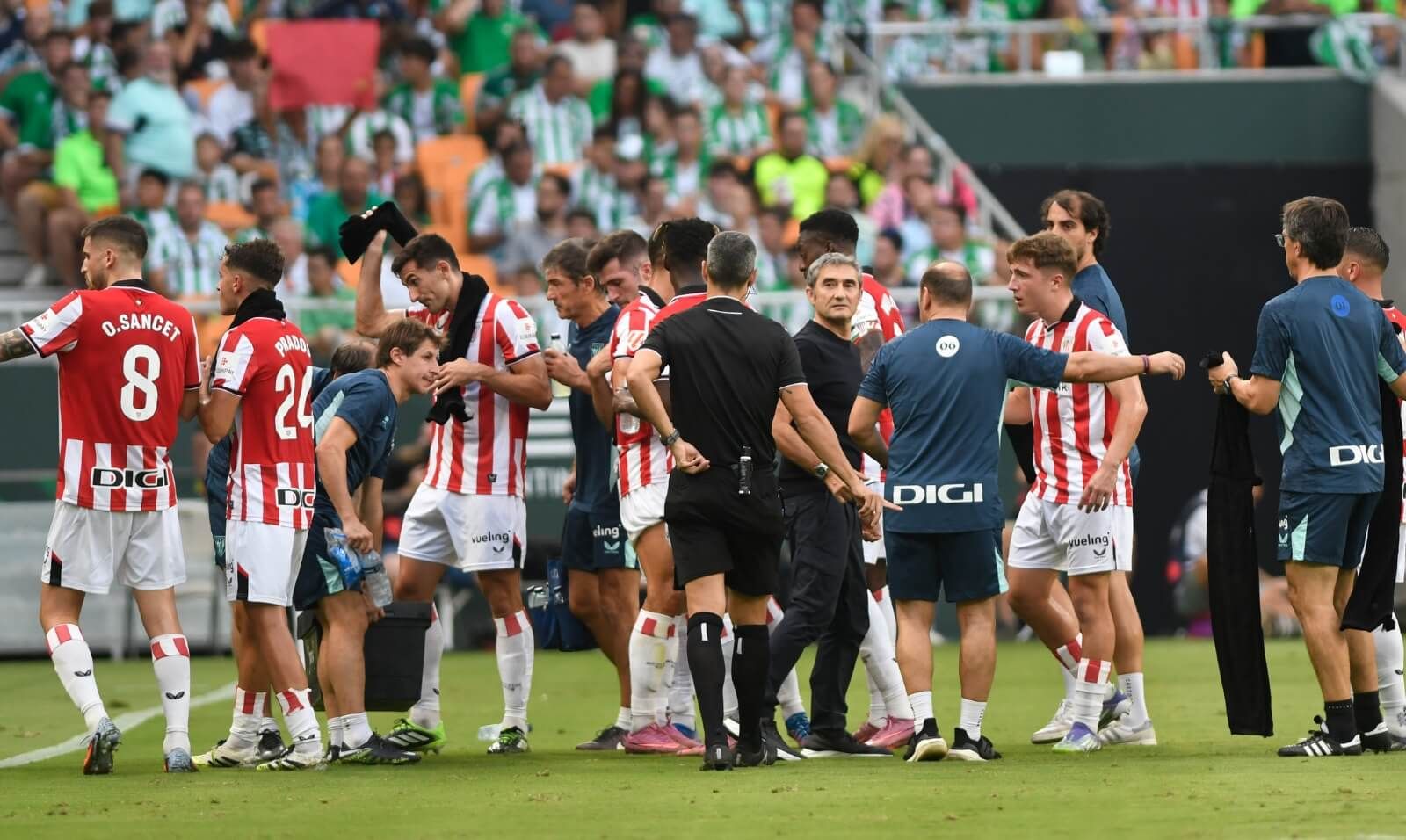 Pausa por el calor en el Betis-Athletic en La Cartuja.