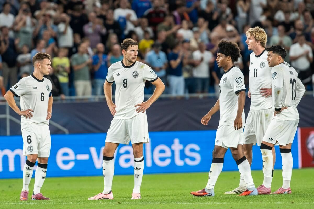  Los jugadores de Alemania se lamentan en Eslovaquia.