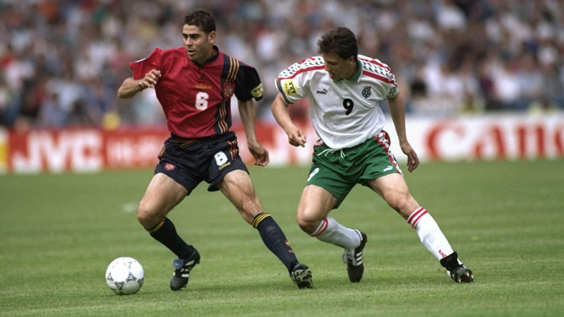  Fernando Hierro, con el balón en el España-Bulgaria de la Euro 96.