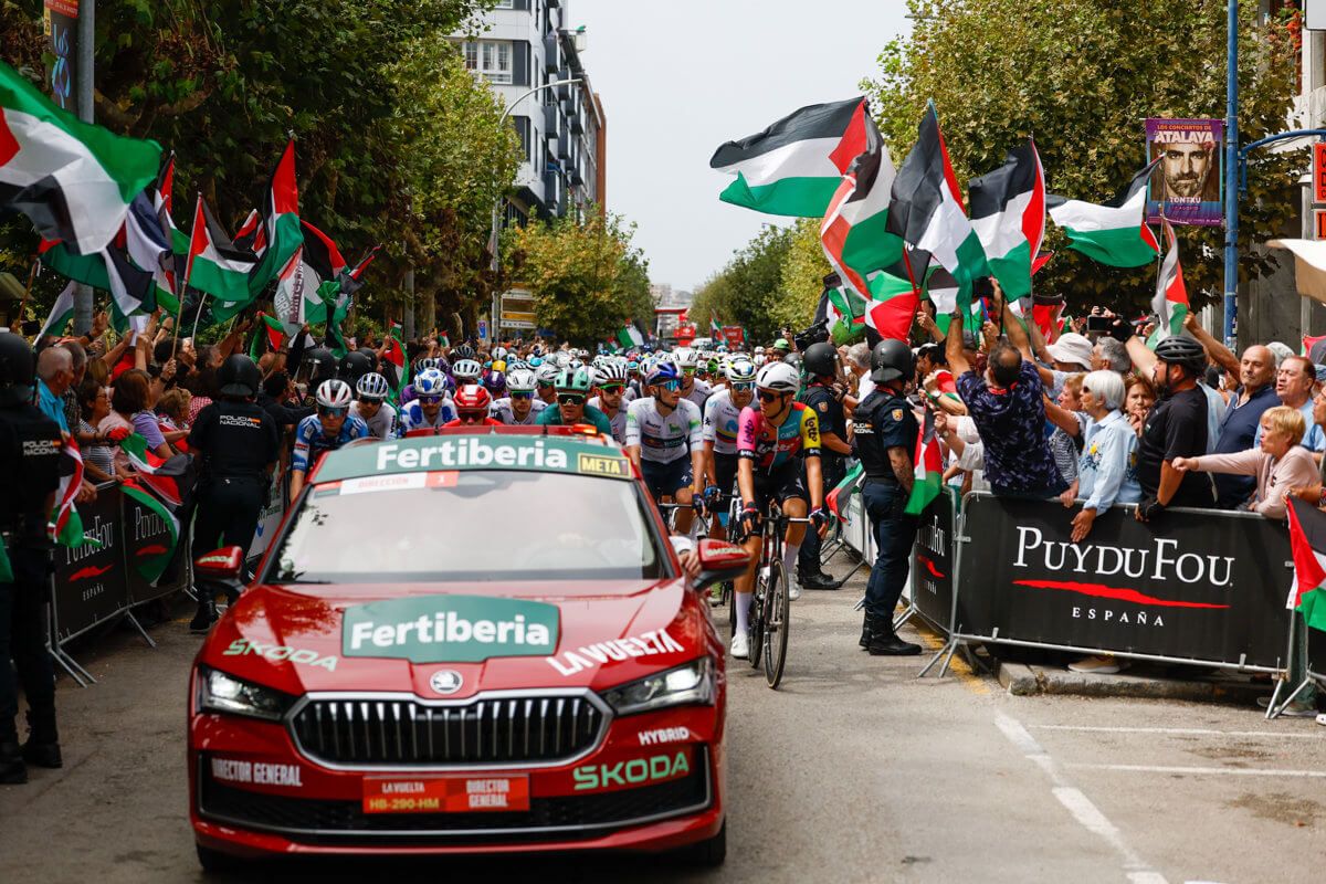  Banderas de Palestina ante el recorrido de La Vuelta en su etapa 12.