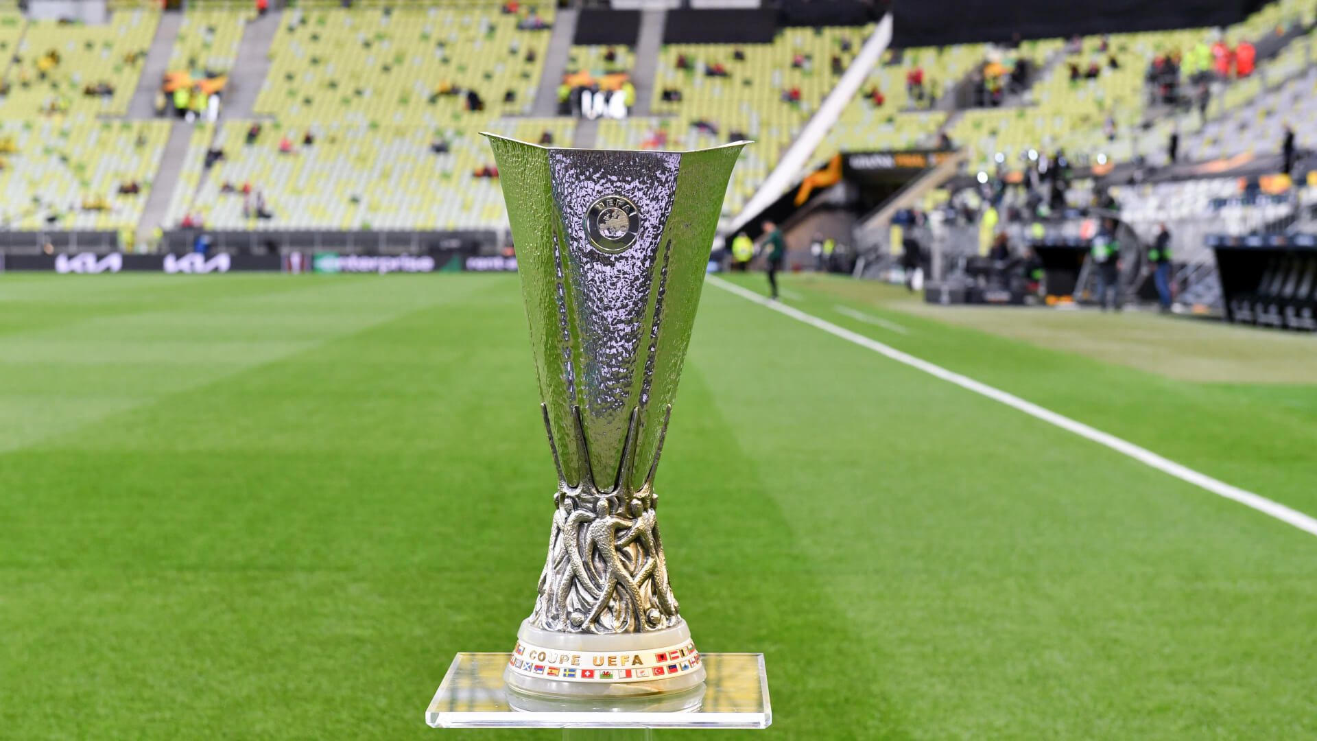 La copa de la Europa League, antes de una final.